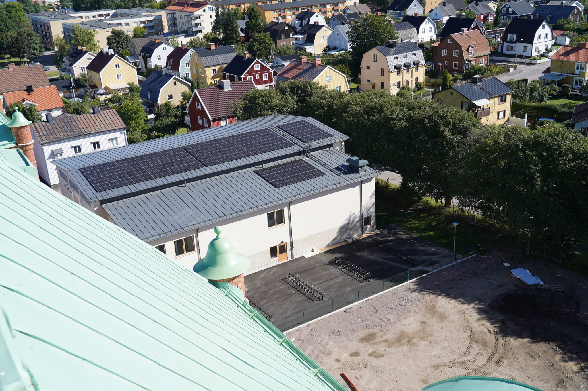 Solcellsanläggning på tak på lägre skolbyggnad